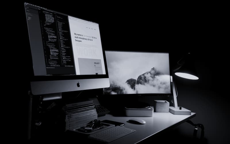 Arbeitsplatz bei Nacht mit einer Webseite auf dem Bildschirm