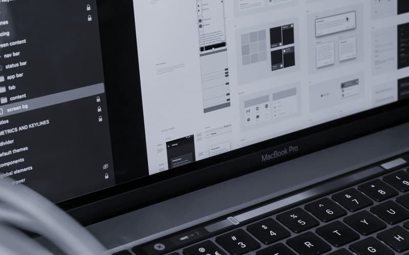 Laptop mit einem Design-Programm, in dem einzelne Seiten neu aufgebaut werden
