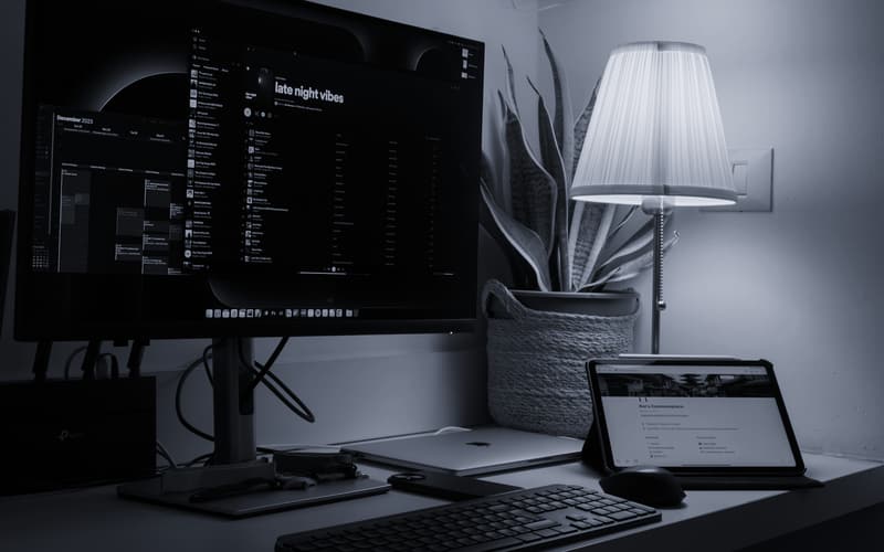 Schreibtisch mit Monitor, Laptop und Tablet, auf allen Geräten die gleiche Webseite