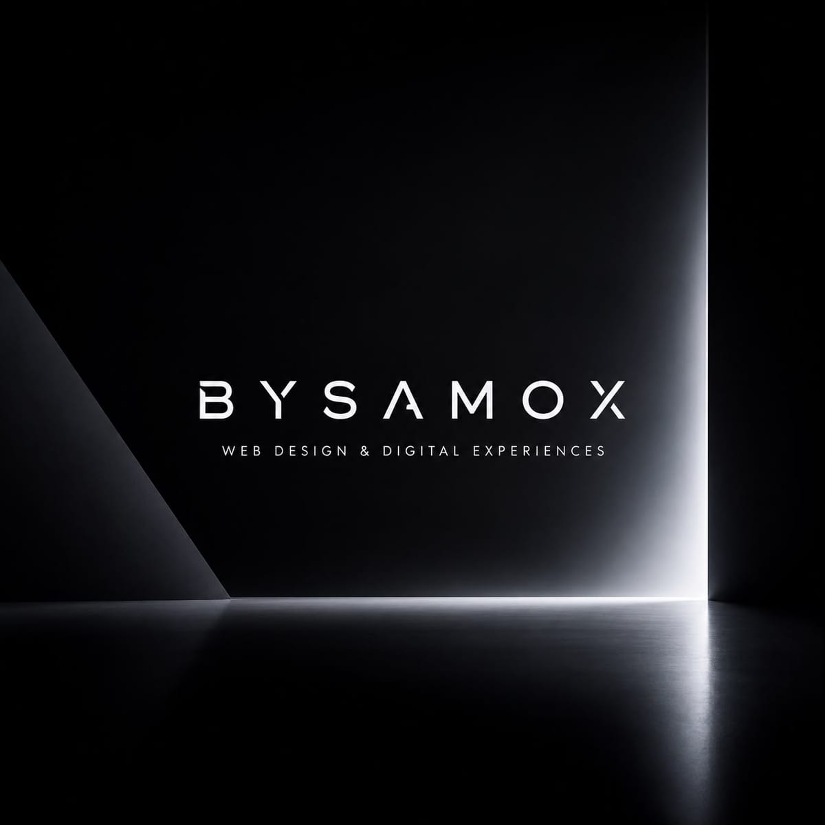 Das BySamox-Logo in einem dunklen Raum, beleuchtet von einem vertikalen Lichtspalt